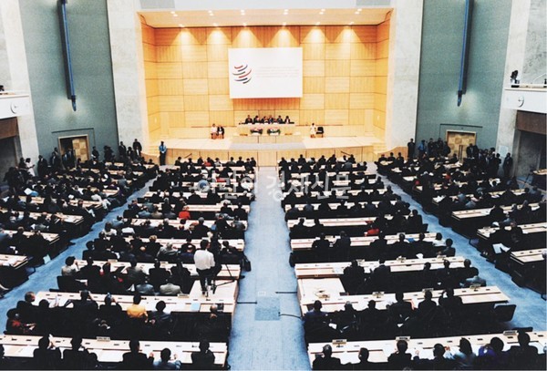 1998년 스위스 제네바에서 열린 WTO 각료 회의. 각료 회의는 WTO(세계무역기구)의 모든 회원국으로 구성되며, 최소한 2년에 1번 이상 열린다. [사진 출처 : 위키미디어 커먼즈]