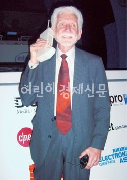 세계 최초의 휴대폰은 미국의 모토로라가 만들었다. 개발의 주역인 마틴 쿠퍼 박사가 자신이 개발한 모토로라 다이나택을 들고 있다. [사진 출처 : 위키미디어 커먼즈]