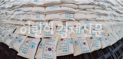 예멘, 케냐, 에티오피아, 우간다를 원조하기 위해 포장된 쌀. 한국은 식량 원조 협약을 맺고 2018년부터 매년 5만 t의 쌀을 지원하고 있다. [사진 - 농림축산식품부]
