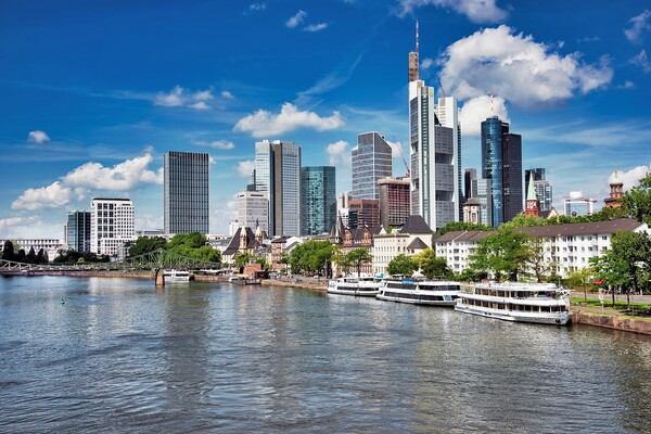 독일의 항구도시 프랑크푸르트암마인((Frankfurt am Main). 마인강을 따라 수상 무역이 크게 발달했으며, 유럽 중앙은행이 위치해 있어 독일의 '경제 수도'라고도 불린다. 삼성, 현대를 포함한 우리나라 많은 기업이 이 도시에 진출해 있다.